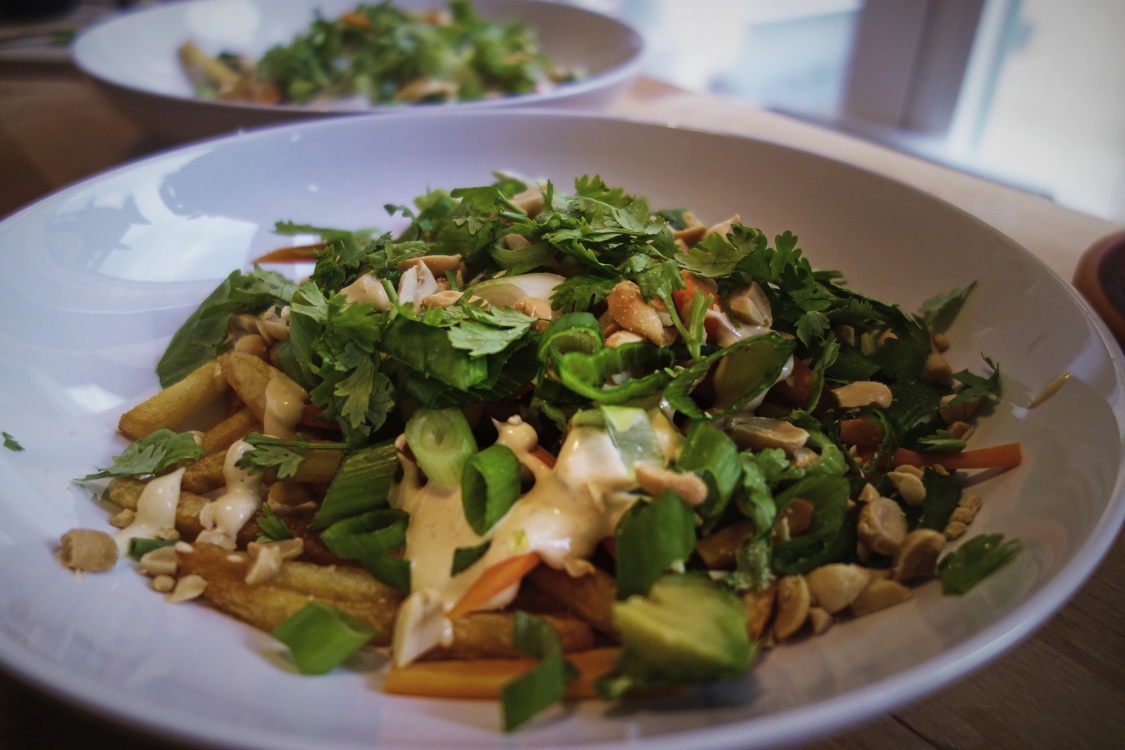 Vegansk fredagsmiddag med pommes och avokado