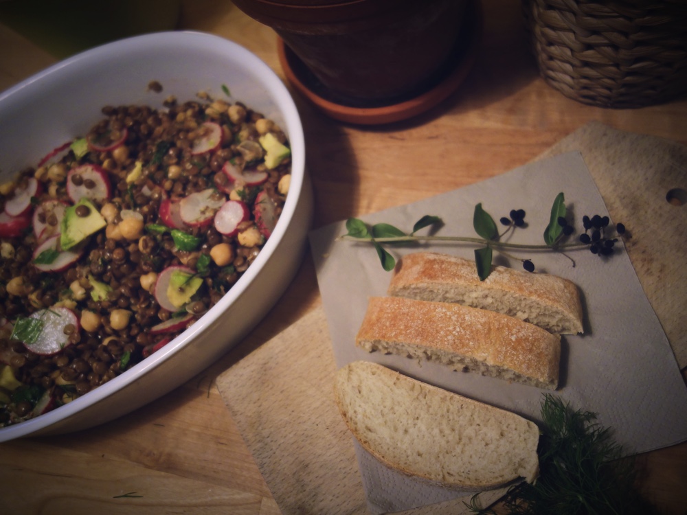 Linssallad med bröd och färsk dill
