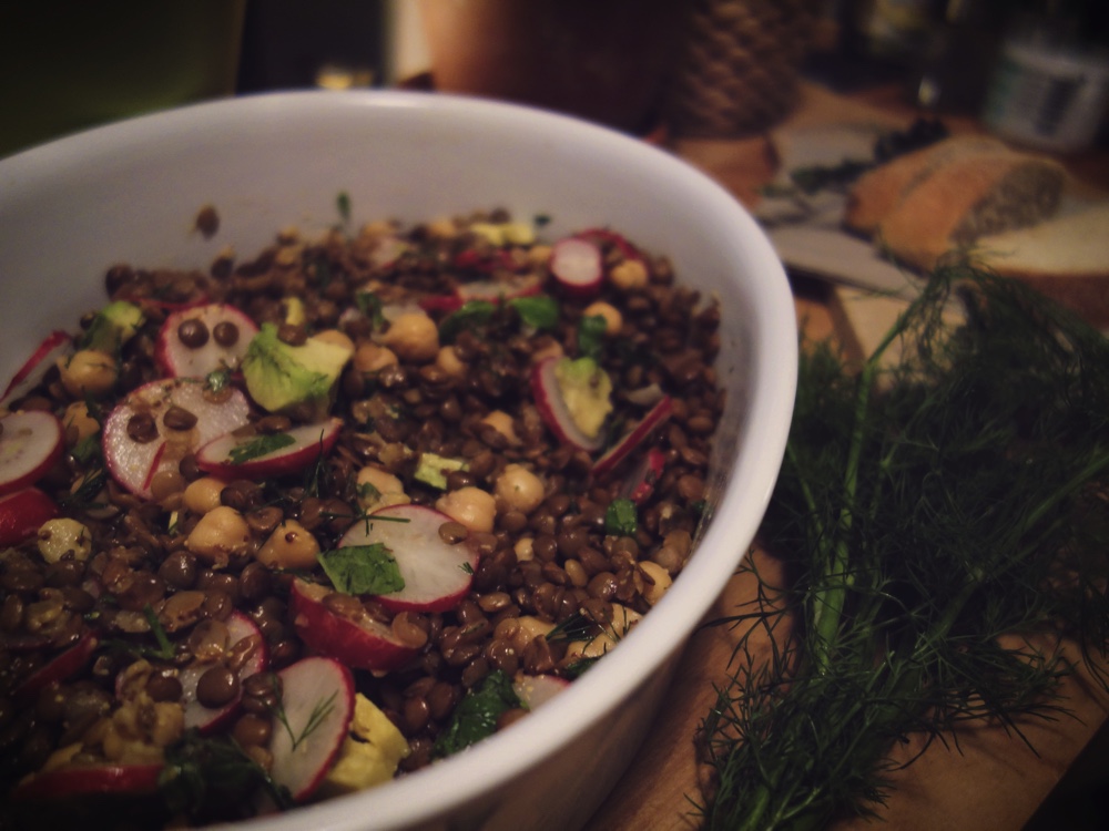 Närbild på linssallad med en bunt färsk dill