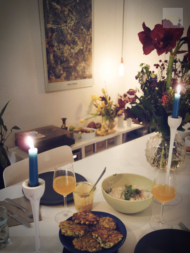 veganska zucchiniplättar med risnudlar och srirachamajonnäs