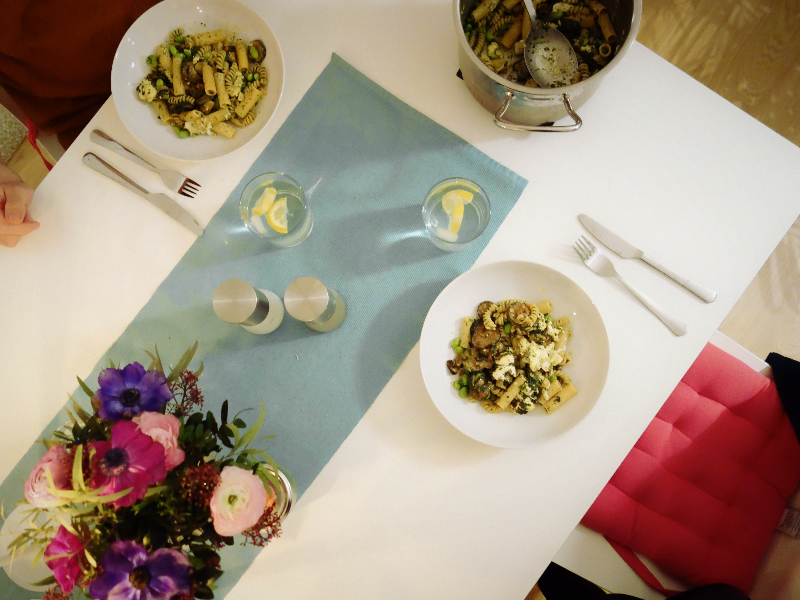 pastasallad med stekt zucchini