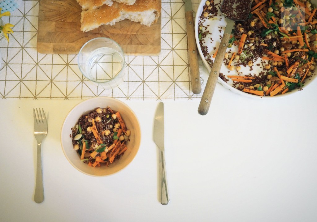 Quinoasallad med morötter och&nbsp;kikärtor